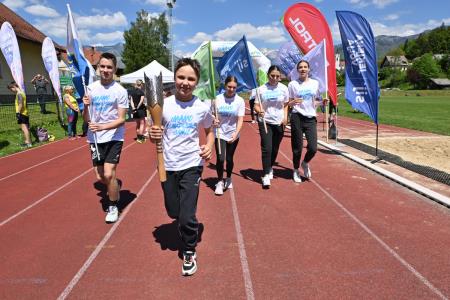 Čez dvesto kamniških otrok in športnikov s ponosom sprejelo in poneslo slovensko baklo (51)